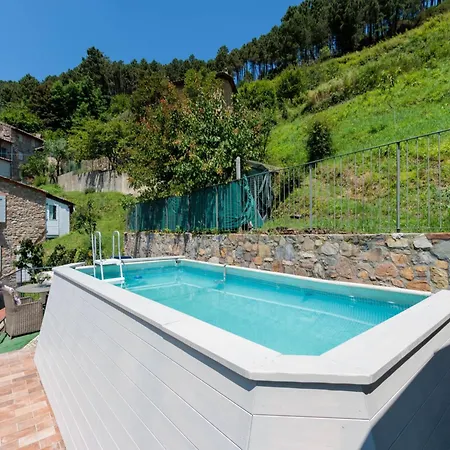 בית נופש Stone In With Pool